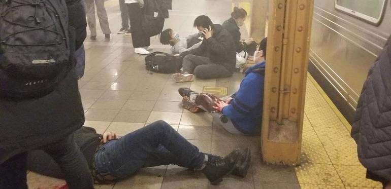 Fotos da internet mostram v&iacute;timas ca&iacute;das pelo ch&atilde;o ap&oacute;s tiroteio em NY – Foto: Internet/Armen Armenian/Reprodu&ccedil;&atilde;o