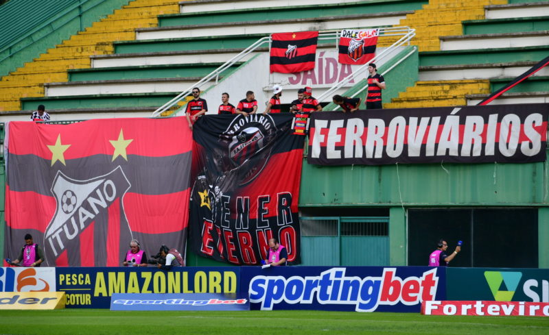 Na faixa est&aacute; escrito: “Dener Eterno” – Foto: J&uacute;lia Galv&atilde;o/Chapecoense/ND
