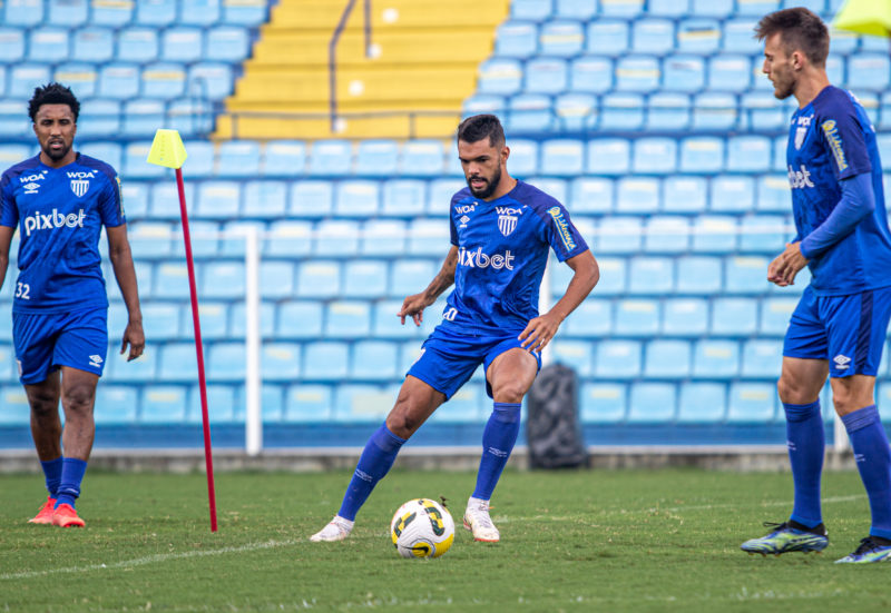 Jogadores de defesa do Avaí durante treino o estádio da Ressacada