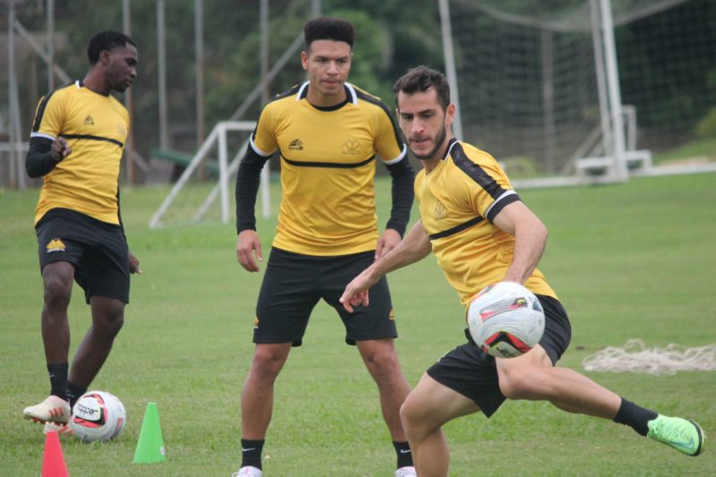 Felipe Matheus (com a bola) pode assumir o posto de Marquinhos Gabriel . &#8211; Foto: Celso da Luz &#8211; Assessoria Criciúma EC