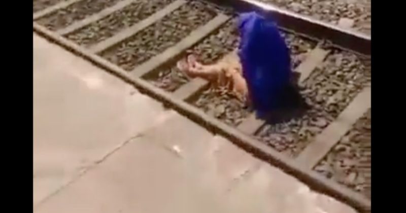 Mulher &eacute; conhecida como a louca da linha do trem com todos os motivos – Foto: Reprodu&ccedil;&atilde;o