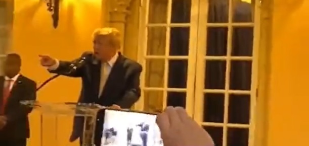 Trump aponta para apoiador e diz “Voc&ecirc; n&atilde;o parece gay” – Foto: Reprodu&ccedil;&atilde;o/Internet/ND