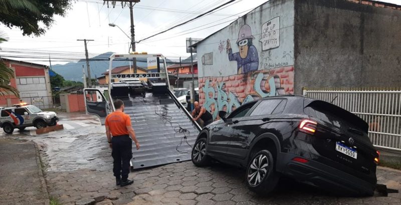 Carro foi “engolido” por buraco enquanto passava pelo local
