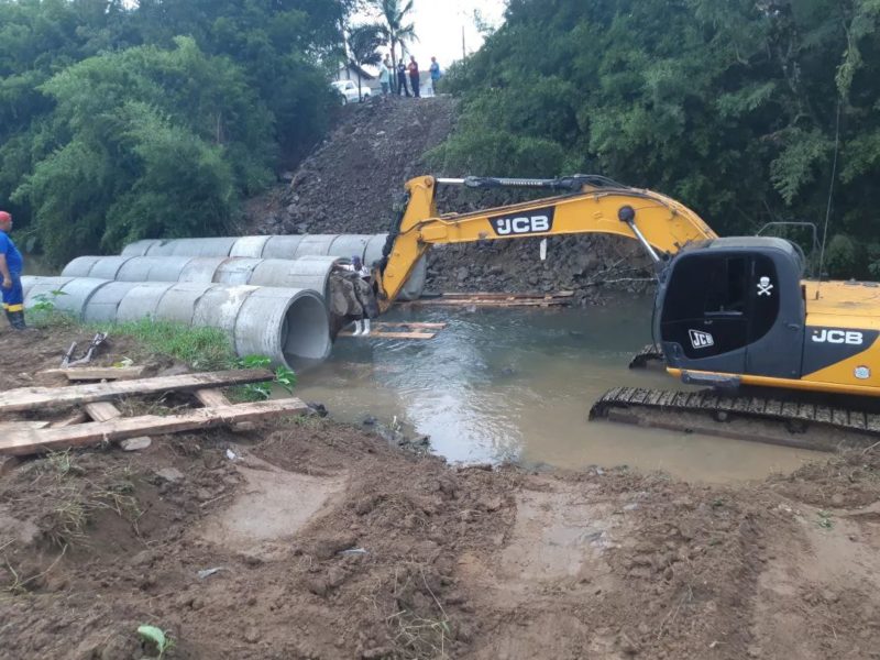 Tubos s&atilde;o colocados dentro do Rio das Pomba para a abertura de um acesso – Foto: Divulga&ccedil;&atilde;o/Ascom Pouso Redondo/ND