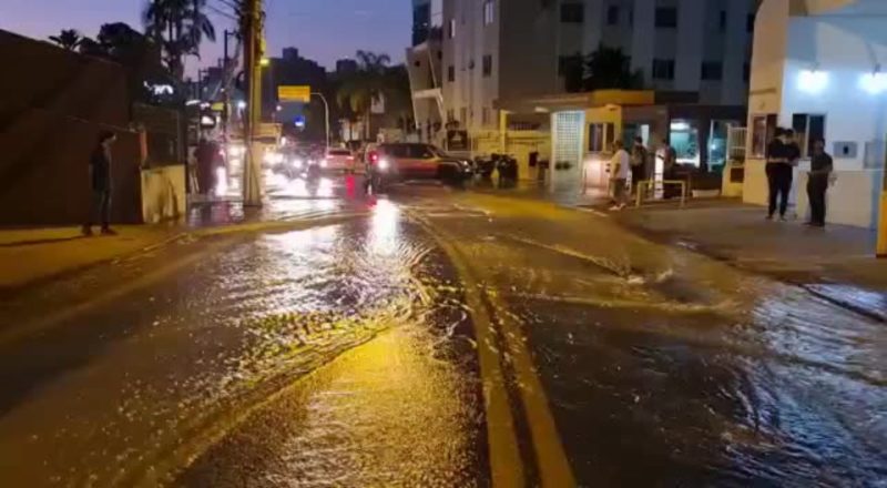 FRAME – Adutora da Casan rompe na Lauro Linhares e causa transtornos &agrave; moradores. – Foto: Divulga&ccedil;&atilde;o/GMF/ND