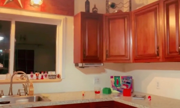 Mulher grava fantasma movendo objetos na cozinha &#8211; Foto: Reprodução/Internet/ND