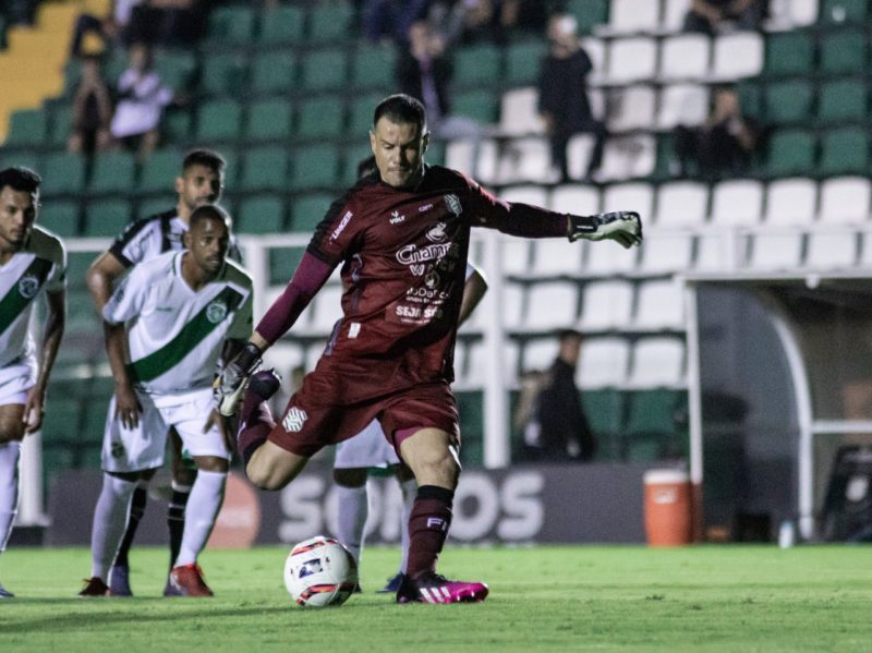 Wilson bate o pênalti e marca o gol para o Figueirense