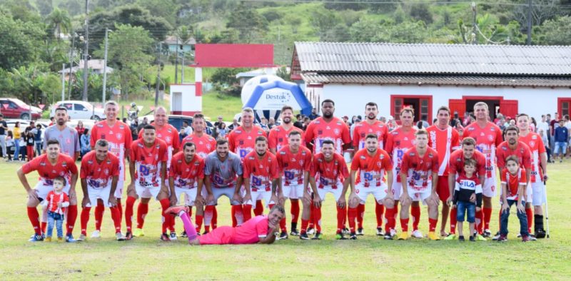 Clube Sul Catarinense estreando novo uniforme com o &aacute;rbitro Margarida – Foto: Rafael Sousa/ND