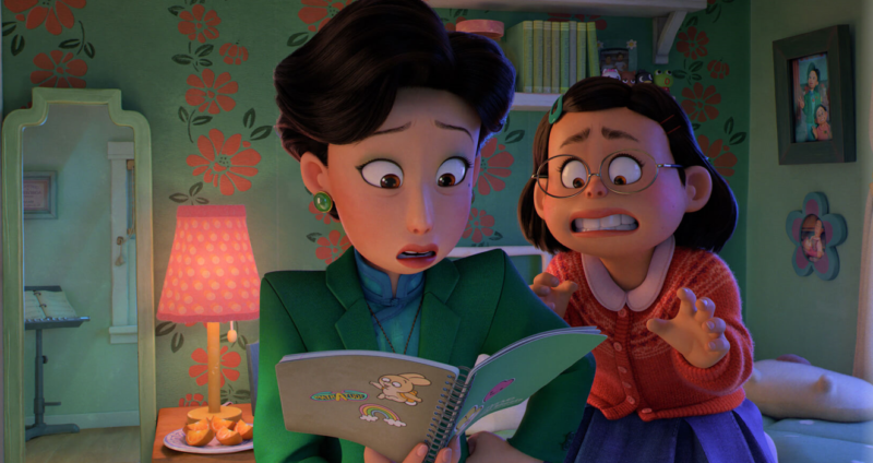 O descobrimento sexual &eacute; mais uma das quest&otilde;es abordadas com sutileza pelo filme. Na cena, Mei havia feito desenhos de seu primeiro “crush”, e Ming fica assustada ao perceber que sua filhinha havia crescido. A situa&ccedil;&atilde;o fica t&atilde;o conturbada que Ming chega at&eacute; mesmo a ir tirar satisfa&ccedil;&otilde;es com o menino, envergonhando Mei entre seus amigos – Foto: Internet/Reprodu&ccedil;&atilde;o