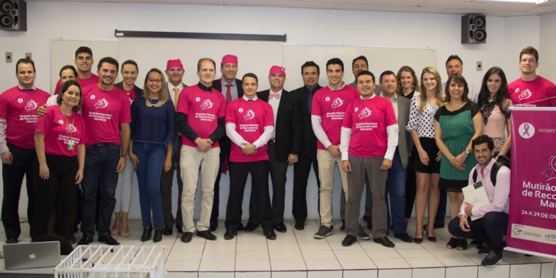 Accioli (centro, de gravata borboleta) com cirurgi&otilde;es e residentes do Servi&ccedil;o de Cirurgia Pl&aacute;stica do HU/UFSC, no lan&ccedil;amento do Mutir&atilde;o Nacional de Reconstru&ccedil;&atilde;o Mam&aacute;ria, em 2016 – Foto: Sabrina Nicolazzi/Divulga&ccedil;&atilde;o/ND