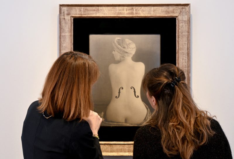 Le Violon d’Ingres mostra a namorada de Man Ray nua com marcas de violino aparentemente afixadas nas costas- Foto: EMMANUEL DUNAND/AFP/ND