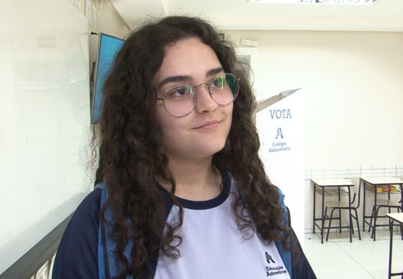 Yasmin Dias, de 16 anos, j&aacute; tirou o t&iacute;tulo para votar em 2022. – Foto: Roberto Bortolanza/NDVTV Chapec&oacute;/Reprodu&ccedil;&atilde;o