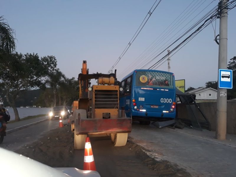 Ponto foi arrastado por um ônibus na avenida das Rendeiras, na Lagoa da Conceição, nesta terça-feira (24) &#8211; Foto: Reprodução/NDTV RecordTV