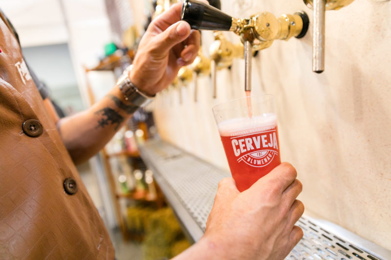 A imagem mostra um copo de uma edição do Festival da Cerveja.