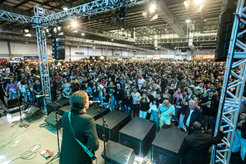 A imagem mostra a Festa Brasileira da Cerveja em Blumenau.