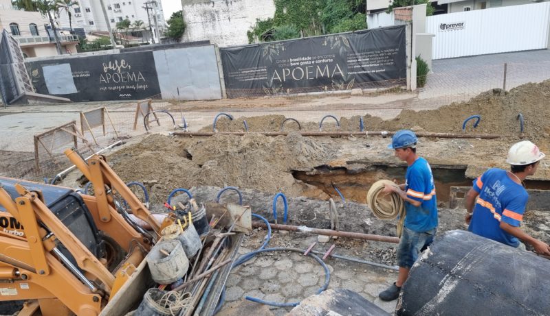Obras de esgotamento sanit&aacute;rio causam transtornos di&aacute;rios e travam cidade nos hor&aacute;rios de pico – Foto: Divulga&ccedil;&atilde;o/SEMASA Itaja&iacute;