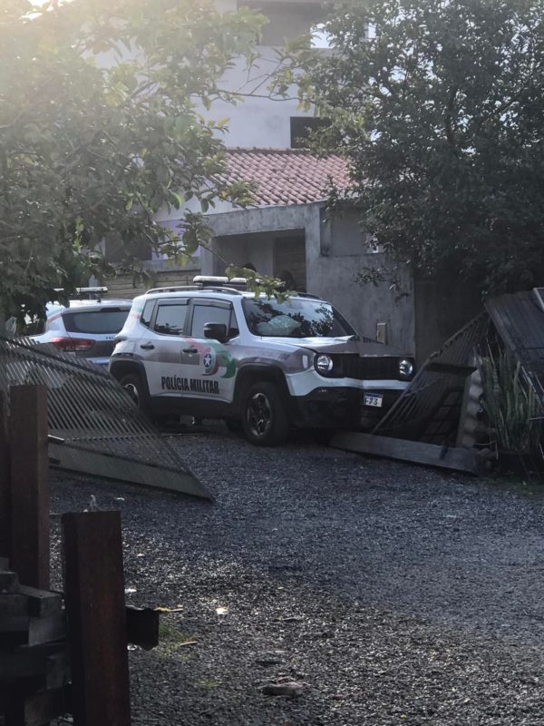 Após o atropelamento a viatura bateu e derrubou o portão de uma casa &#8211; Foto: Divulgação/ND