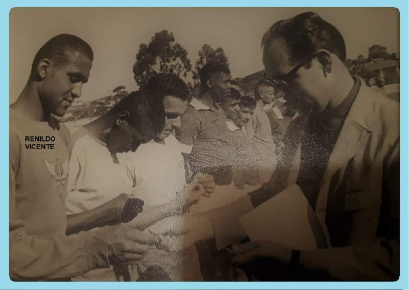 Renildo Vicente recebendo medalha na &eacute;poca em que servia na Base A&eacute;rea de Florian&oacute;polis. Goleiro tamb&eacute;m atuou no Bandeirantes do Ribeir&atilde;o da Ilha, Florian&oacute;polis. – Foto: Luis Freitas/arquivo/ND