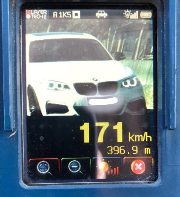 Carr&atilde;o de luxo &eacute; flagrado a 171 km/h em rodovia de Santa Catarina – Foto: PMRv/Divulga&ccedil;&atilde;o/ND