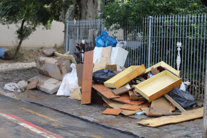 M&oacute;veis e entulhos danificados pelas chuvas s&atilde;o vistos pelas ruas do munic&iacute;pio – Foto: Prefeitura de Tubar&atilde;o/Divulga&ccedil;&atilde;o/ND
