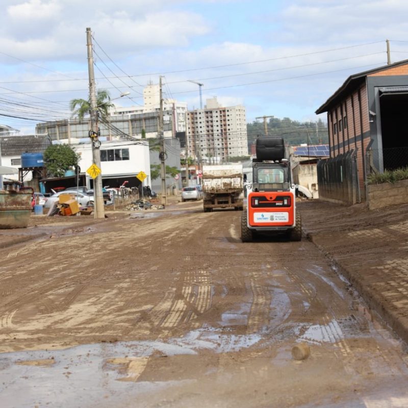 Prefeitura mobiliza volunt&aacute;rios para ajudar na limpeza das ruas de Tubar&atilde;o – Foto: Prefeitura de Tubar&atilde;o/Divulga&ccedil;&atilde;o/ND