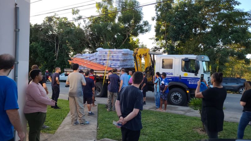 Moradores atingidos pelas inunda&ccedil;&otilde;es no munic&iacute;pio recebem colch&otilde;es arrecadados por cidades vizinhas – Foto: Prefeitura de Tubar&atilde;o/Divulga&ccedil;&atilde;o/ND