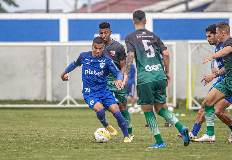 Vin&iacute;cius Leite, autor de um dos gols no jogo-treino diante do Atl&eacute;tico Catarinense – Foto: Leandro Boeira/Ava&iacute; FC