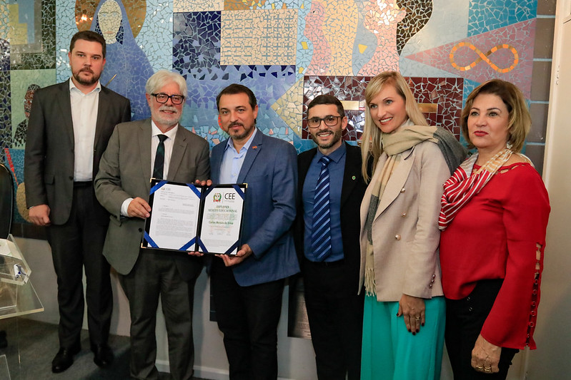 Governador Carlos Moisés recebeu o Diploma do Mérito Educacional &#8211; Foto: Maurício Vieira/Secom/ND
