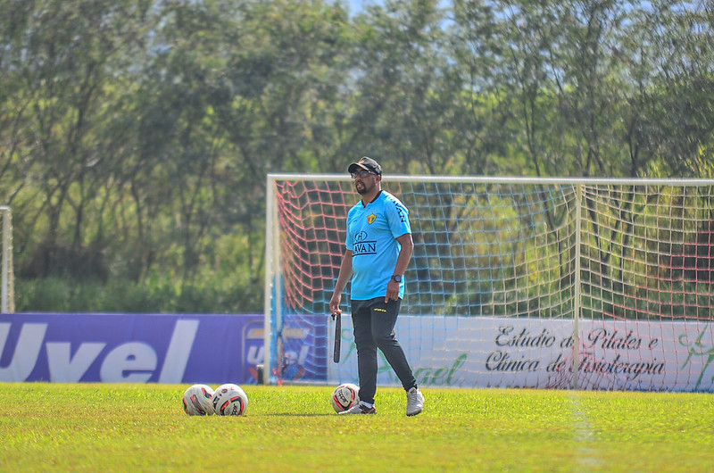 Luan Carlos, técnico do Brusque; torcida tem perdido a paciência com o técnico &#8211; Foto: Jefferson Alves/Brusque FC/Divulgação