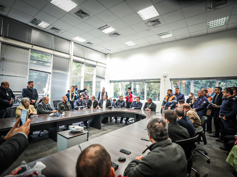 O prefeito Sebastião Melo coordena a reunião da Comissão Permanente de Atuação em Emergências (Copae), na manhã desta terça-feira.  &#8211; Foto: Mateus Raugust/PMPA/ND