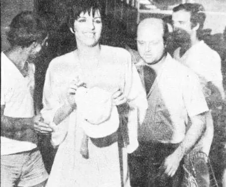 Liza Minnelli d&aacute; entrevista ao colunista Beto Stodieck, para um programa jornal&iacute;stico – Foto: Orestes Ara&uacute;jo – Reprodu&ccedil;&atilde;o/ND