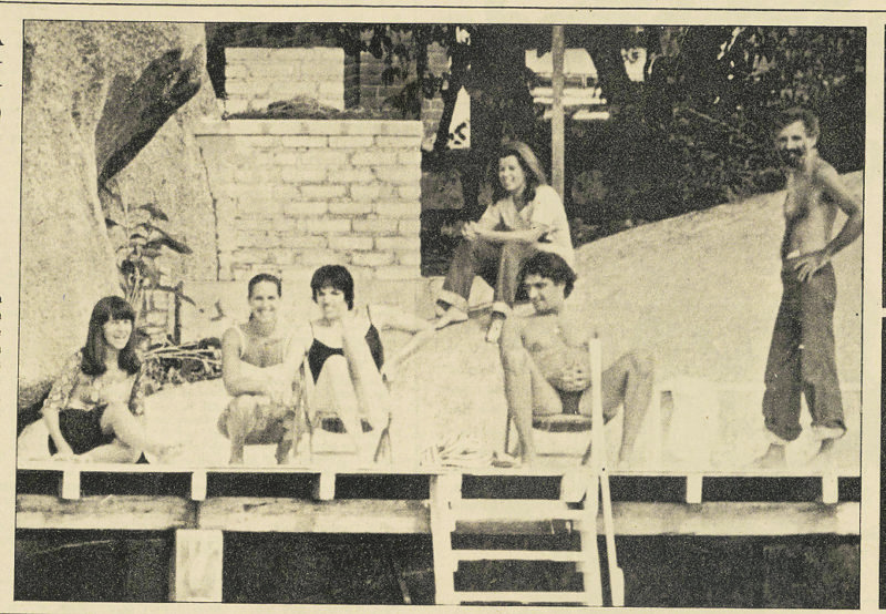 Liza, de mai&ocirc; preto, e o namorado Mark Gero, flagrados em Cacup&eacute;, sempre sob a vigil&acirc;ncia de Luiz Henrique Rosa (&agrave; dir.), com a irm&atilde; dele e duas pessoas n&atilde;o identificadas, na foto que estampou a capa de “O Estado” de 25 de fevereiro de 1979 – Foto: S&eacute;rgio Ros&aacute;rio/Reprodu&ccedil;&atilde;o/ND