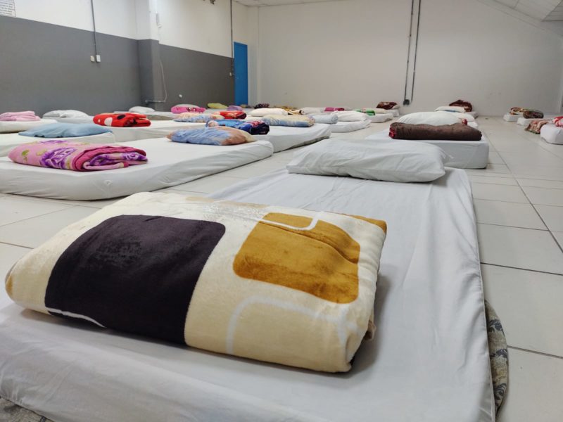 Abrigo emergencial no Centro Multiuso de S&atilde;o Jos&eacute; – Foto: Paulo Mueller/NDTV