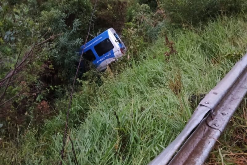 Al&eacute;m do motorista, cinco crian&ccedil;as e adolescentes estavam na van – Foto: CBM/Divulga&ccedil;&atilde;o