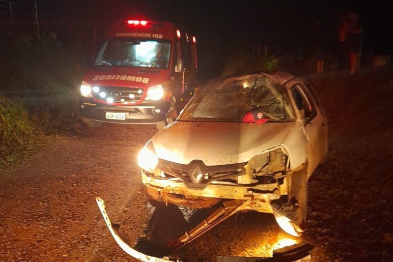 Carro bateu em um barranco e capotou, segundo testemunhas – Foto: CBM/Divulga&ccedil;&atilde;o