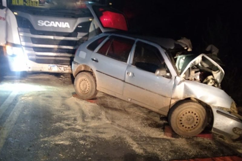 Motorista do carro ficou preso &agrave;s ferragens e morreu no local – Foto: CBM/Divulga&ccedil;&atilde;o