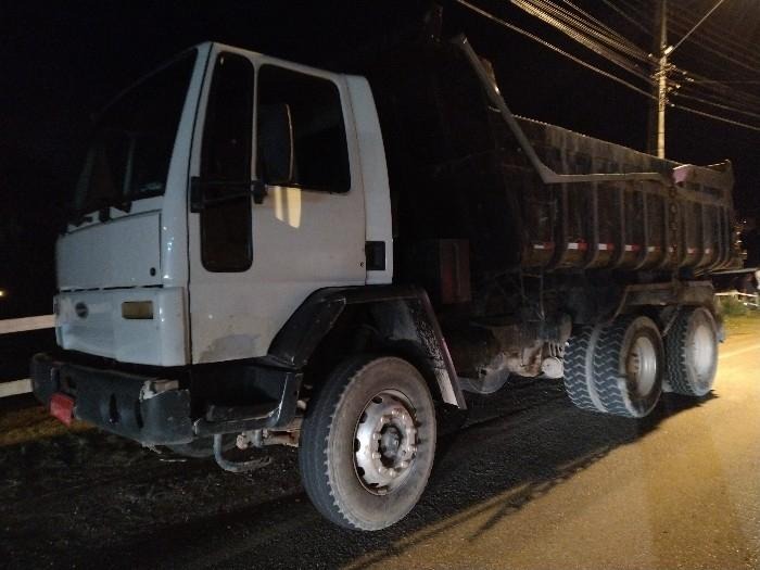 Motociclista faz ultrapassagem perigosa, bate em caminh&atilde;o e morre em Cambori&uacute; – Foto: Pol&iacute;cia Militar/Divulga&ccedil;&atilde;o