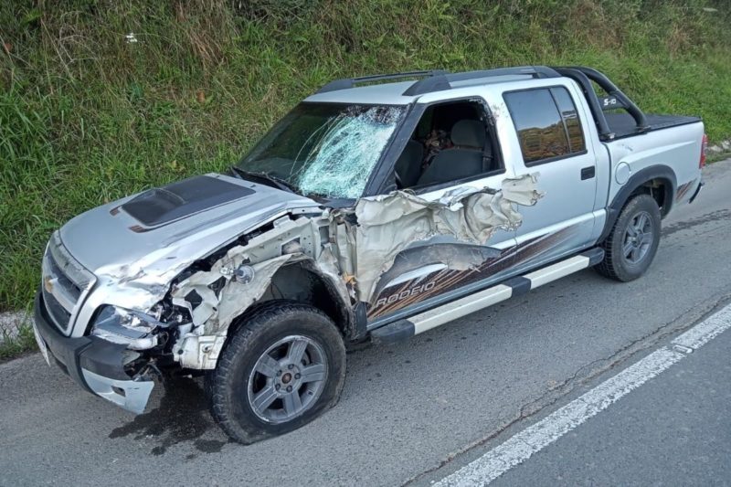 Lateral da caminhonete ficou destru&iacute;da com o impacto da colis&atilde;o – Foto: Divulga&ccedil;&atilde;o
