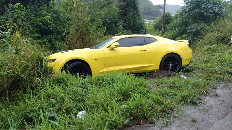 Acidente de destino era uma sa&iacute;da de pista de um Chevrolet Camaro; ningu&eacute;m se feriu – Foto: Divulga&ccedil;&atilde;o