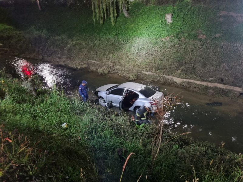 Carro foi abandonado por condutor e encontrado em rio – Foto: CBMSC/Divulgação/ND