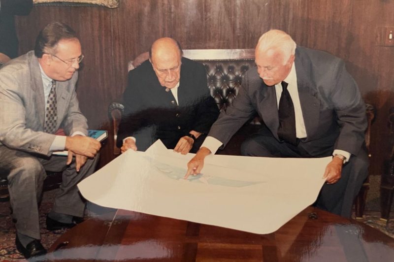 Oscar Niemeyer (centro), ex-senador Antônio Carlos Magalhães (à direita) e Adelmar Sabino (à esquerda) &#8211; Foto: Reprodução/Arquivo Pessoal/ND