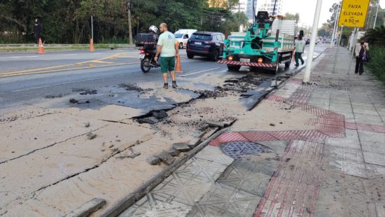 Trânsito fica lento na Grande Florianópolis após rompimento de adutora e capotamento de carreta