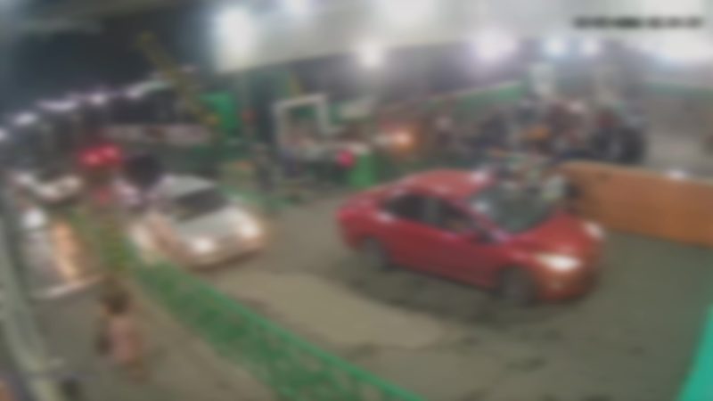 C&acirc;meras flagraram momento que o carro foi cercado pelos funcion&aacute;rios – Foto: NGI Sul/Reprodu&ccedil;&atilde;o/ND