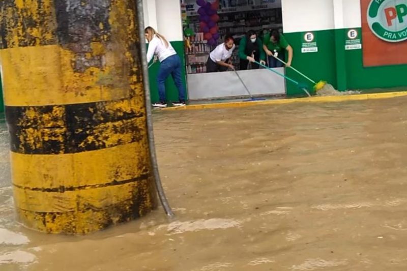 O com&eacute;rcio j&aacute; come&ccedil;a a sofrer transtornos por causa dos alagamentos no Iriri&uacute; – Foto: Internet