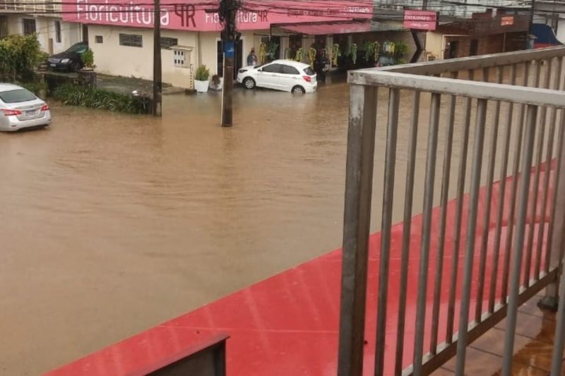 Rua Iriri&uacute; tem trechos alagados – Foto: Internet
