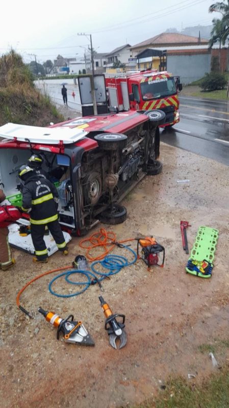 Acidente com ambul&acirc;ncia do Corpo de Bombeiros aconteceu no Km 98 da BR-470 em Api&uacute;na – Foto: Divulga&ccedil;&atilde;o