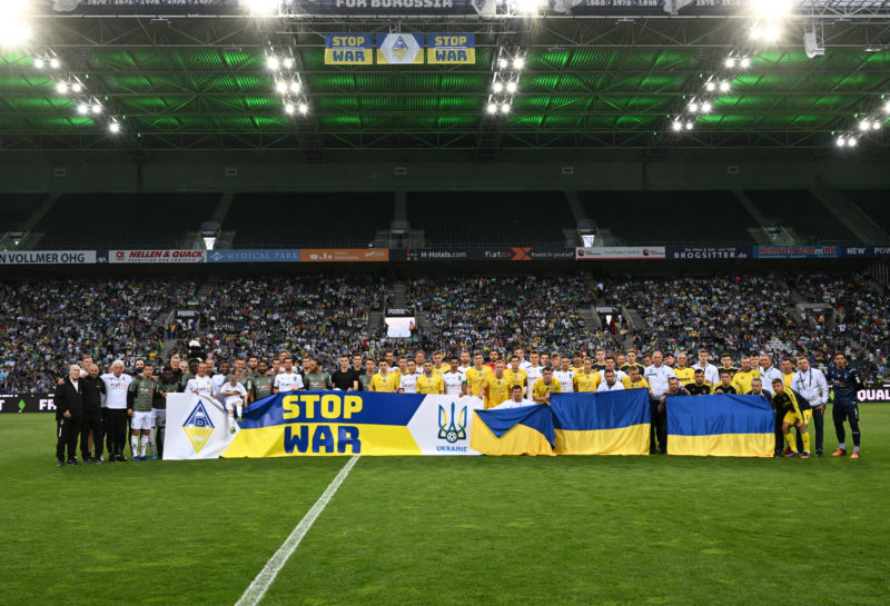 Faixa no amistoso pede fim da guerra na Ucrânia
