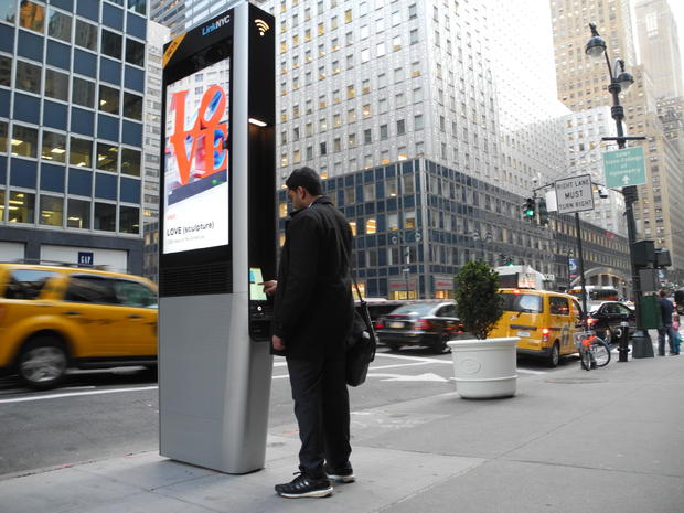 Homem usa LinkNYC – Foto: Johannes Schimitt-Tegge/AP Images/Divulga&ccedil;&atilde;o/ND