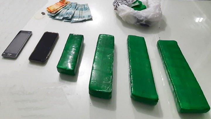 Homens preso por tráfico