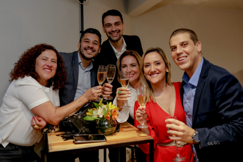 Da esq. para dir.: Ari Paim, Luan Simas, Guilherme Azambuja e Filomena Conde, corretores da Im&oacute;veis Cr&eacute;dito Real, com Tielee Duarte e Leonardo Gazola – Foto: David Welter/Divulga&ccedil;&atilde;o/ND